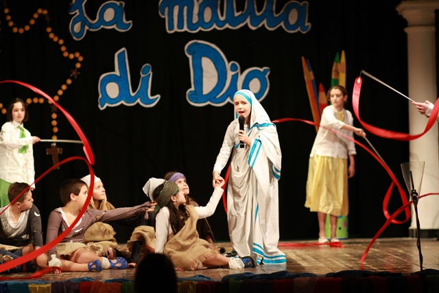 elemementari-don-bosco-spettacolo-Madre-Teresa
